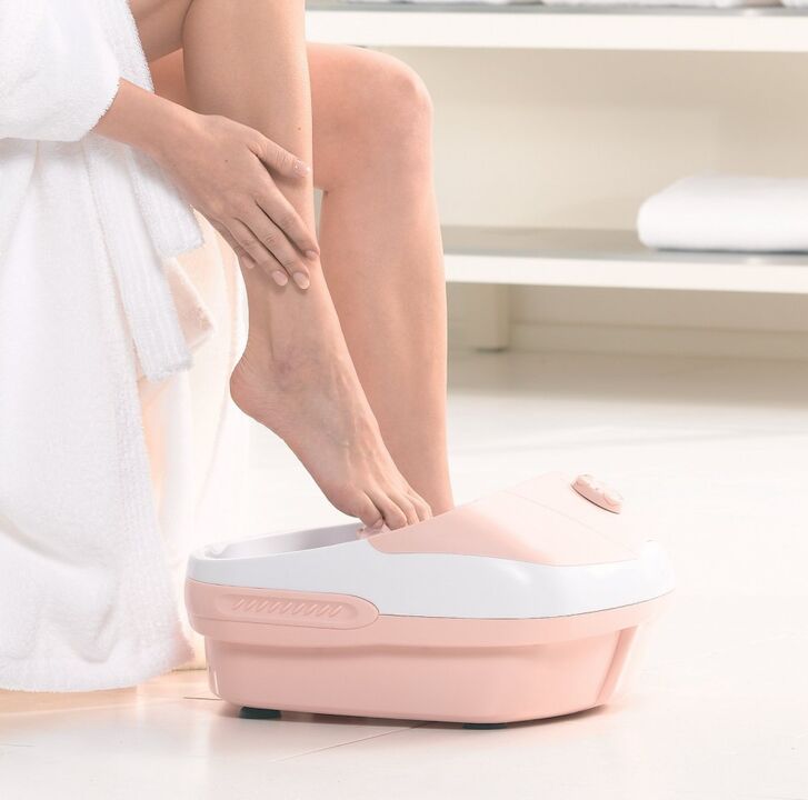 Un baño de pies con jugo o aceite de celidonia ayudará a eliminar los hongos en las uñas.